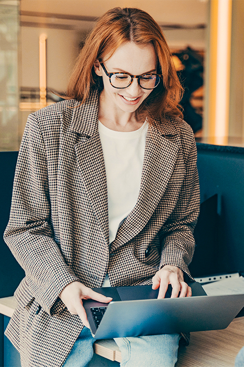 Kobieta trzymająca telefon